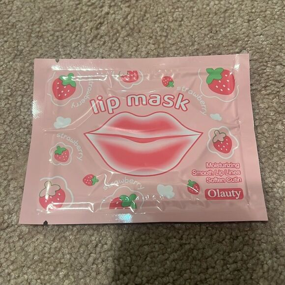 BNWT - OLAUTY STRAWBERRY LIP MASK - Picture 1 of 2